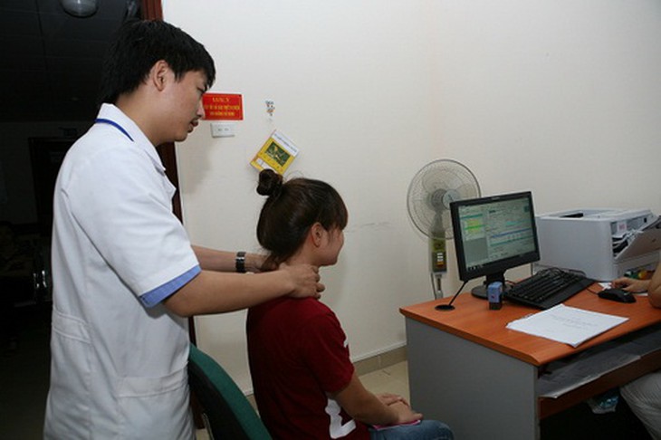 Khi có bệnh cần đi khám và tuân theo đúng chỉ định của bác sĩ chuyên khoa, không nên bỏ dở điều trị hoặc tự ý dùng thuốc chữa bệnh không rõ nguồn gốc (ảnh minh họa). Ảnh: Trần Minh