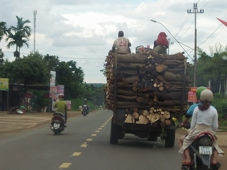 Xe công nông cơi nới, độ chế chạy rầm rầm trên Quốc lộ 26 ở Tây Nguyên.