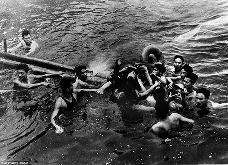 McCain được quân dân Việt Nam cứu sống sau khi nhảy dù xuống hồ Trúc Bạch vào ngày 26/10/1967. Ảnh: AFP