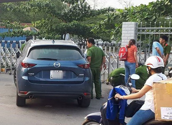 Công an khám nghiệm hiện trường vụ đập kính trộm tài sản xe ôtô ở Bình Dương.