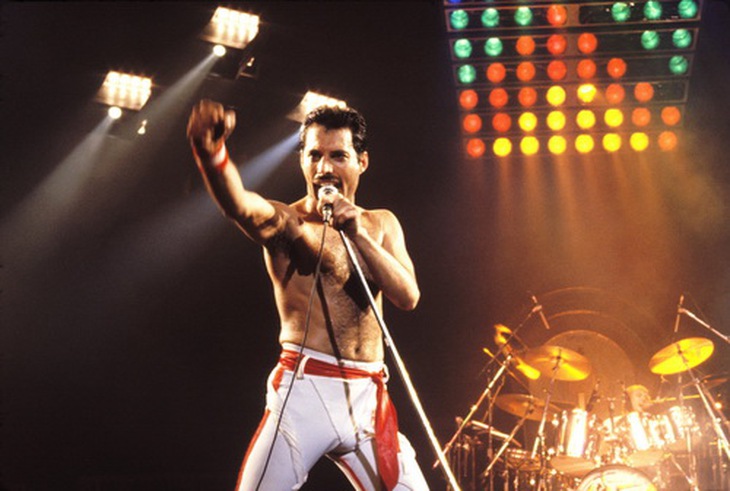 Freddie Mercury, tác giả ca khúc Show must go on trên sàn diễn 1990.