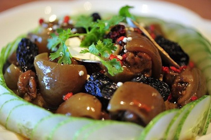 Canh bì lợn đại táo rất tốt cho người xuất huyết dưới da, chảy máu chân răng.