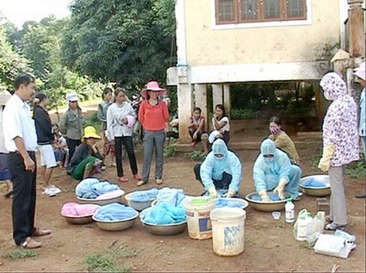 Nhân viên y tế thực hiện tẩm màn bằng hóa chất phòng chống sốt rét.