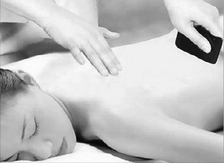 Dụng cụ cạo gió cần cầm thẳng, không nên cầm nghiêng.