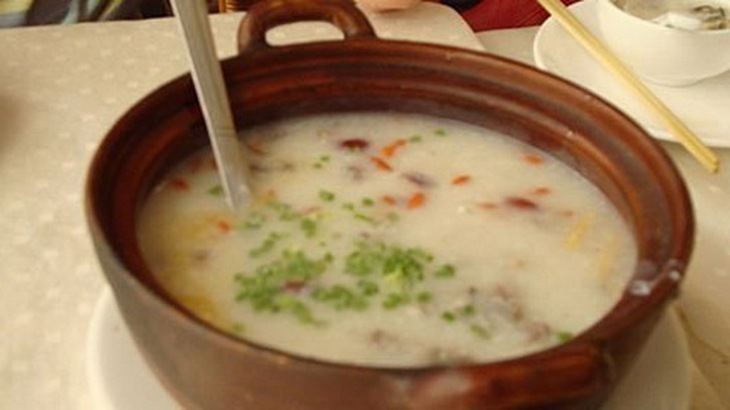 Cháo kỷ tử tốt cho người bị đau lưng, tê bại hai chân, đau đầu, ù tai hoa mắt chóng mặt.