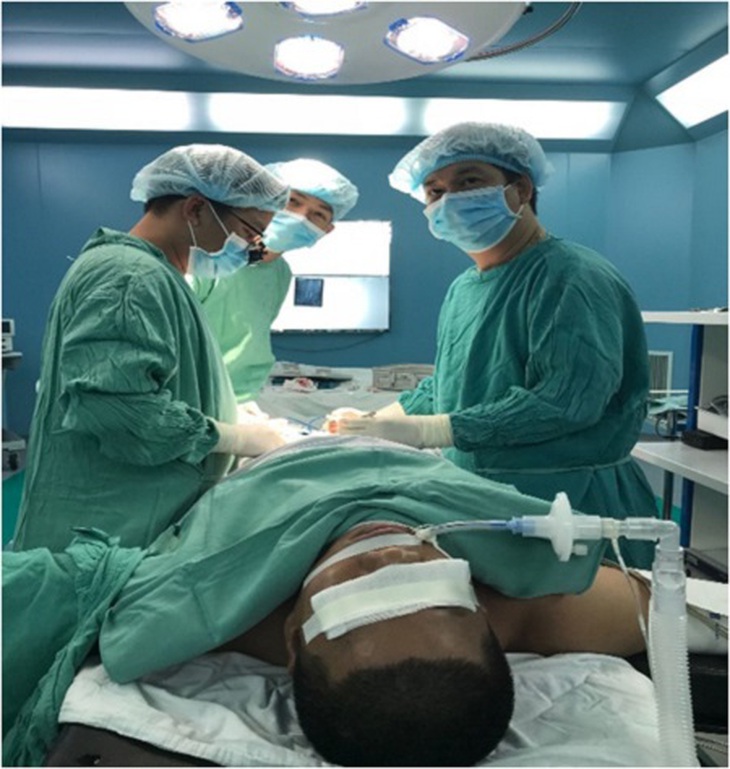 Điều trị sỏi thận bằng phương pháp nội soi ngược dòng bằng ống soi mềm.