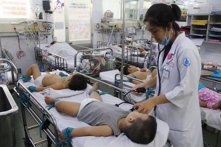 Chăm sóc cho trẻ mắc TCM tại Khoa Nhiễm, BV Nhi đồng 1, TP. HCM. Ảnh: BVCC