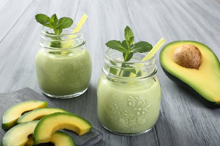 Quả bơ chứa rất nhiều vitamin, khoáng chất và chất béo giúp da giữ độ ẩm và sự mịn màng, căng mọng.