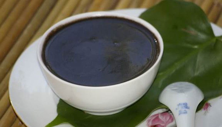 Mè đen cung cấp nhiều acid amin, acid omega-3, acid omega-6, các yếu tố vi lượng giúp da tăng cường độ ẩm, độ đàn hồi tốt và tái tạo tế bào da, chống lại quá trình lão hóa.
