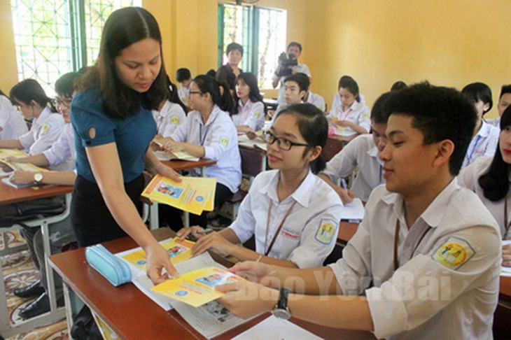 Tuyên truyền về BHYT HSSV trong trường học.