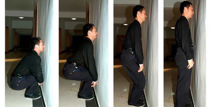 “Úp mặt vào tường” ban đầu chỉ nở rộ trong các phòng tập Gym, rồi thì trở thành  một động tác tập luyện phổ biến từ trong nhà ra ngoài phố trên khắp các nước từ châu Á đến châu Âu.