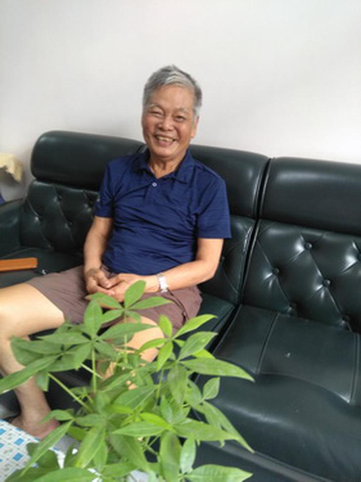Ông Nguyễn Hồng Nhật tại nhà riêng, dù đang mắc bệnh hiểm nghèo, nhưng nụ cười luôn nở trên môi.