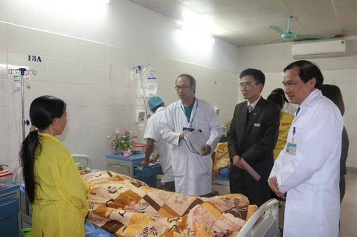 PGS.TS. Nguyễn Công Hoàng (người đứng đầu từ phải sang).