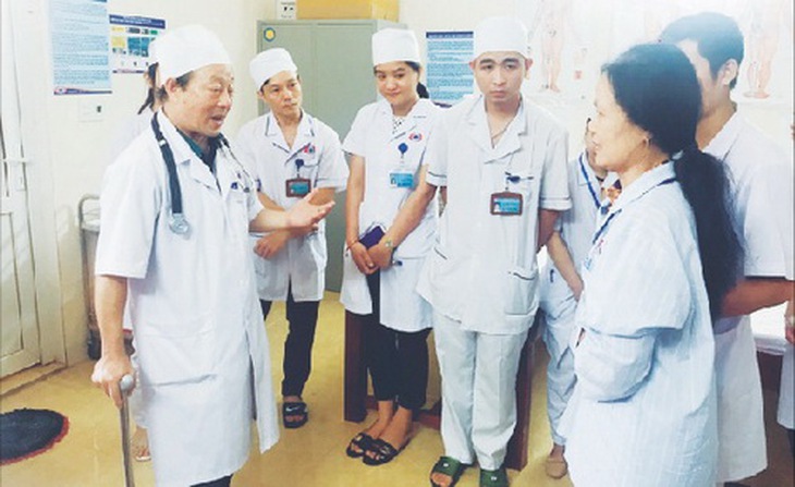 GS. Cao Minh Châu (ngoài cùng bên trái) trực tiếp hướng dẫn thầy thuốc thăm, khám.