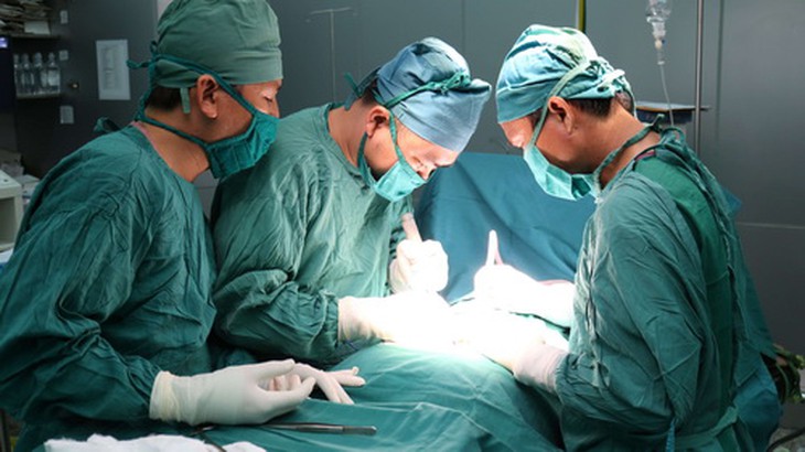Các BS thực hiện ca mổ tại BVĐK Ninh Thuận.