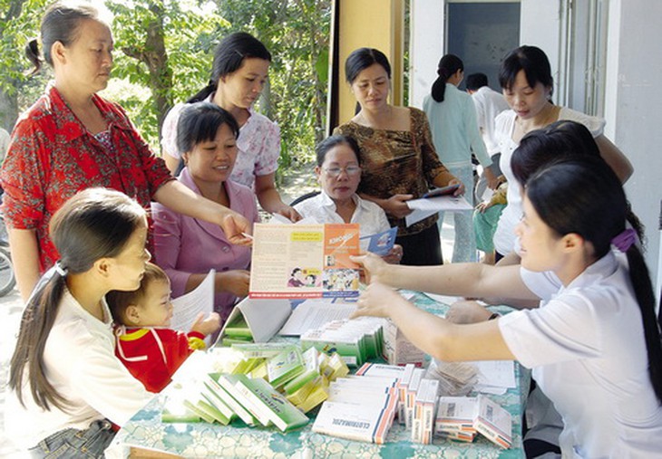 Tư vấn các dịch vụ KHHGĐ, giúp người dân có kiến thức về sức khỏe sinh sản và các biện pháp tránh thai.