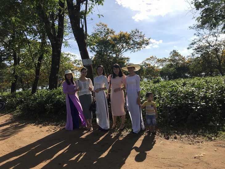 Tây Nguyên đang là những ngày đỉnh thu... có cái màu vàng mê dại của hoa muồng phụ họa, khiến cho thu như đậm hơn, nồng nã hơn, sang trọng hơn, quấn quýt vân vi hơn và cũng bí ẩn hơn, khát khao hơn...