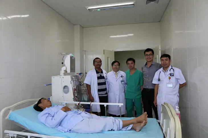 TS.BS. Đinh Đại (thứ 2 từ trái sang) thăm bệnh nhân chạy thận bằng công nghệ HDF-online.
