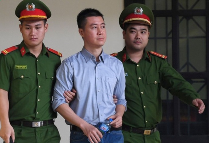 Bị cáo Phan Sào Nam được dẫn giải ra tòa.