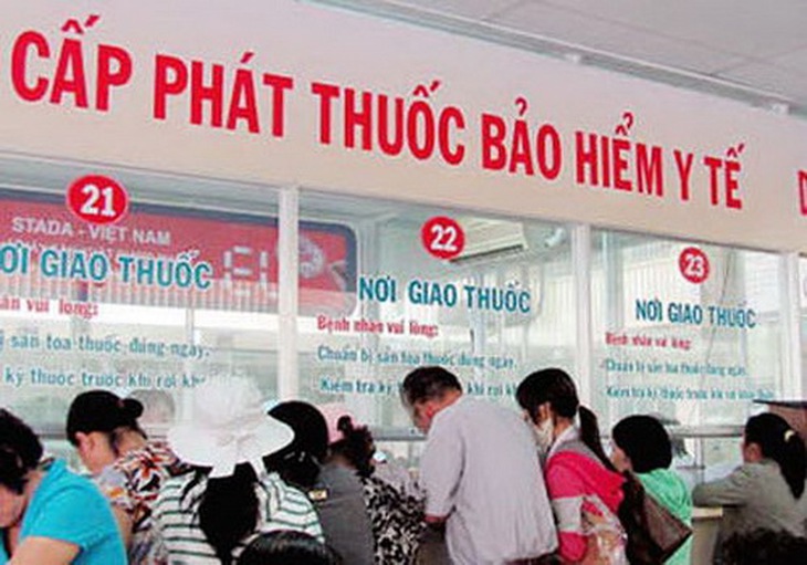 Cấp phát thuốc cho người tham gia BHYT.