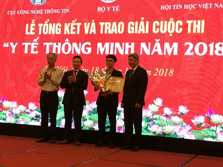 Đại diện Ban tổ chức trao giải thưởng cho đội đoạt giải Nhất của cuộc thi.