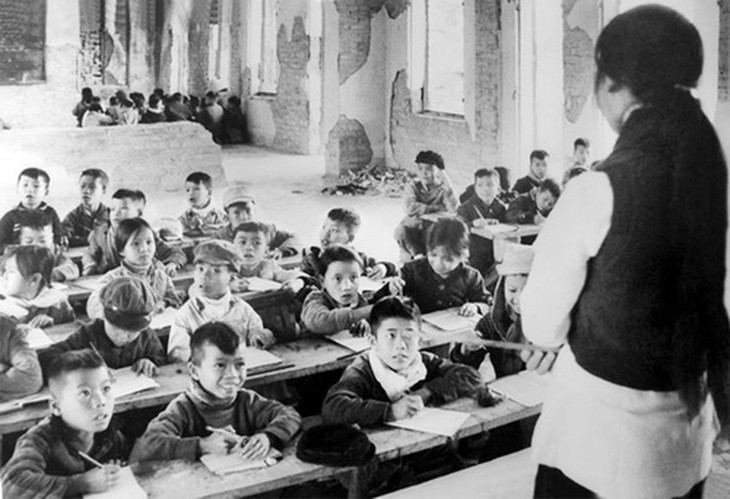 Lớp học thời đất nước còn chiến tranh (ảnh TL).