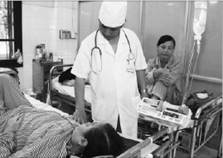 Thăm khám cho bệnh nhân mắc hen tại Trung tâm Dị ứng miễn dịch lâm sàng BV Bạch Mai. Ảnh: TM