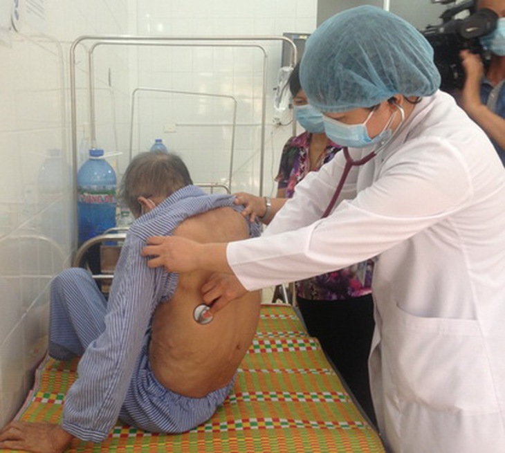Thăm khám cho bệnh nhân mắc lao. Ảnh: VGP/Thúy Hà.