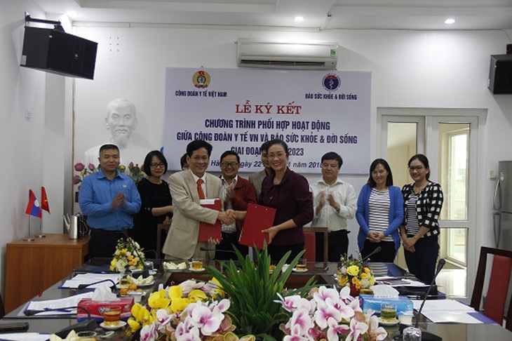TTND.BS Trần Sĩ Tuấn, Tổng biên tập Báo Sức khỏe&Đời sống và PGS.TS Phạm Thanh Bình, Chủ tịch Công đoàn Y tế Việt Nam trao văn bản ký kết