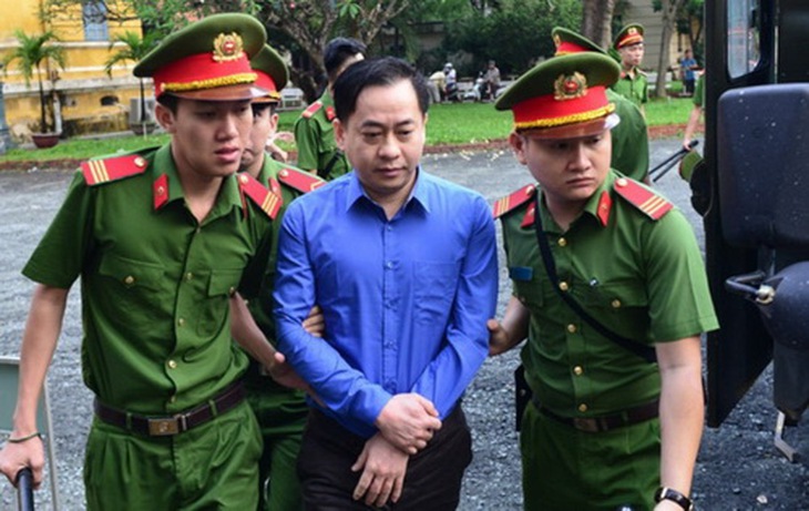 Dẫn giải bị cáo Phan Văn Anh Vũ tới phiên xét xử.