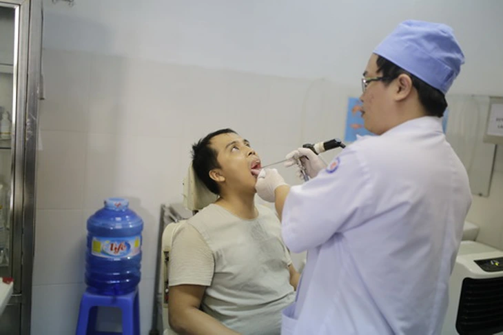 Khám họng cho bệnh nhân giúp chẩn đoán chính xác và điều trị kịp thời.