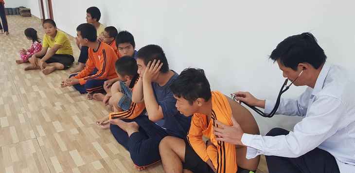 Anh Đinh Văn Bích khám bệnh cho các cháu tự kỷ tại trung tâm.