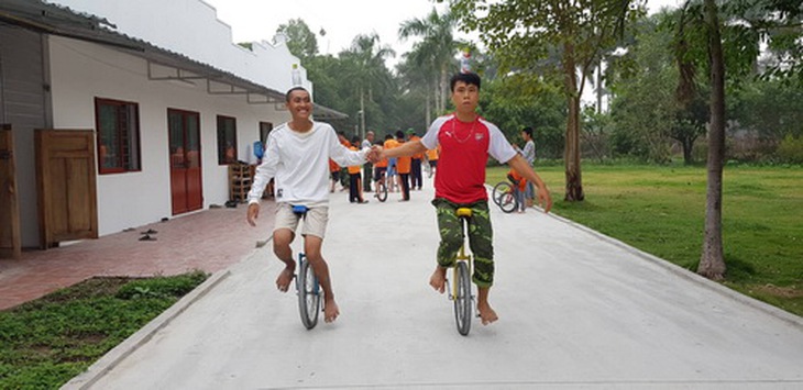Đinh Đỗ Đức Trọng (áo trắng) luyện tập tại trung tâm.