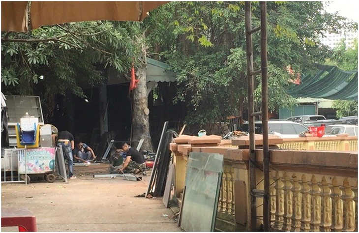 Biển quảng cáo “Rửa xe”, “Cần tuyển gấp”, “Cho thuê giáo” được treo ngay cạnh bia ghi nhận di tích Đền Sóc. Ảnh: PV