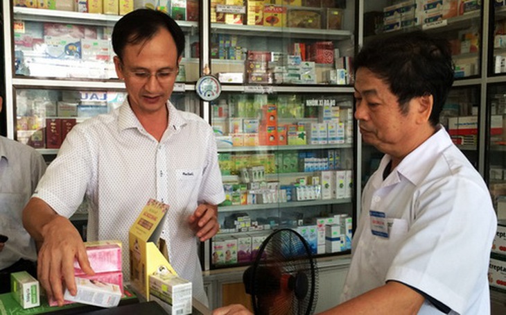 Cơ quan chức năng kiểm tra sản phẩm thuốc, TPCN tại một quầy kinh doanh thuốc.
