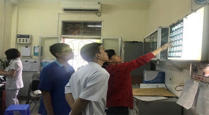 Bác sĩ BV Bạch Mai cùng thầy thuốc tuyến dưới hội chẩn ca bệnh khó.