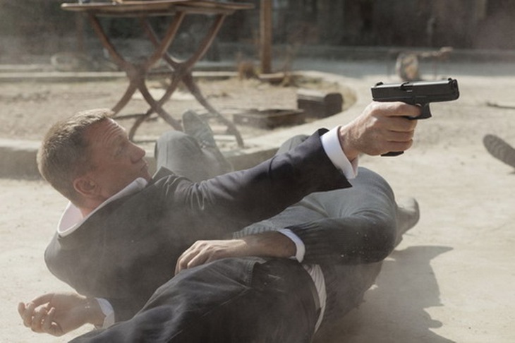 Daniel Craig, điệp viên 007 truy sát đối thủ.