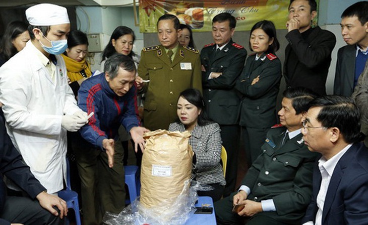 Bộ trưởng Bộ Y tế kiểm tra công tác ATTP dịp Tết tại làng nghề truyền thống Xuân Đỉnh.