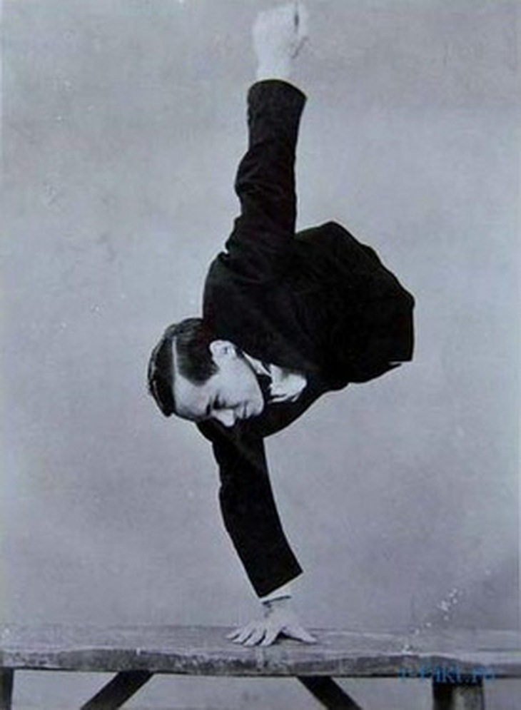 Johnny Eck trình diễn tiết mục đi một tay độc đáo.