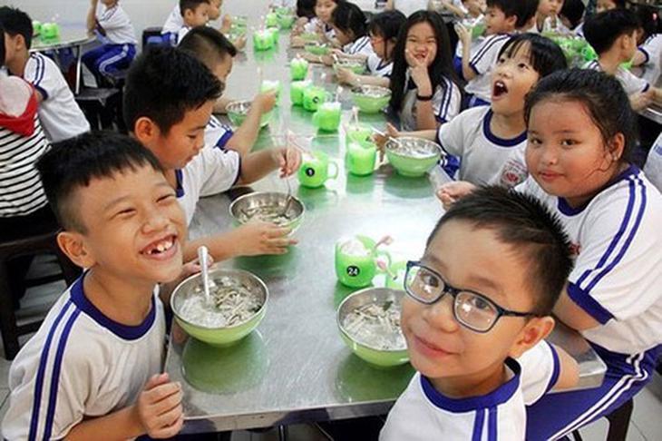 Các bếp ăn bán trú trong trường học luôn được quan tâm song vẫn còn nhiều tồn tại.