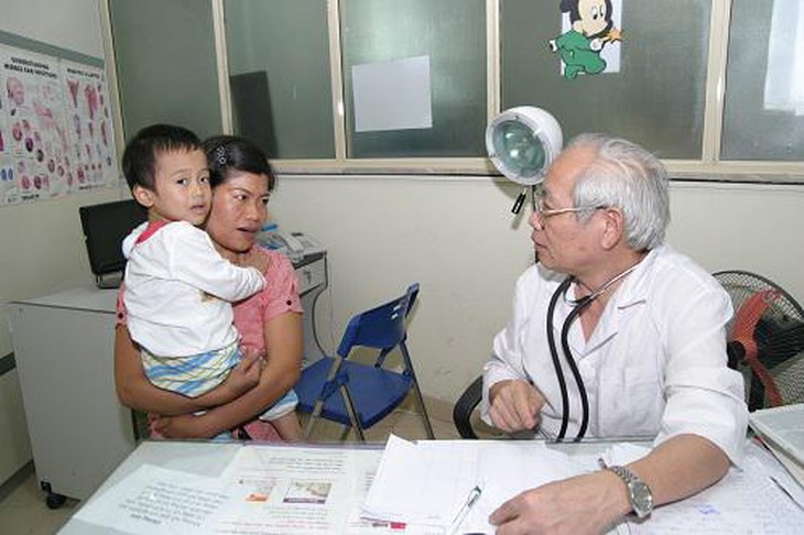 Khi dùng thuốc cho trẻ cần sự tư vấn của bác sĩ chuyên khoa.