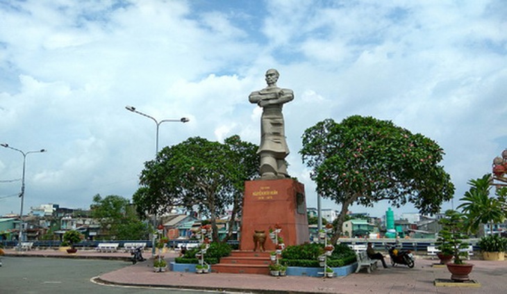 Tượng đài Anh hùng dân tộc Thủ Khoa Huân.