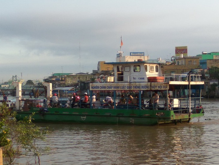 Phà Tân Long trên sông Bảo Định.