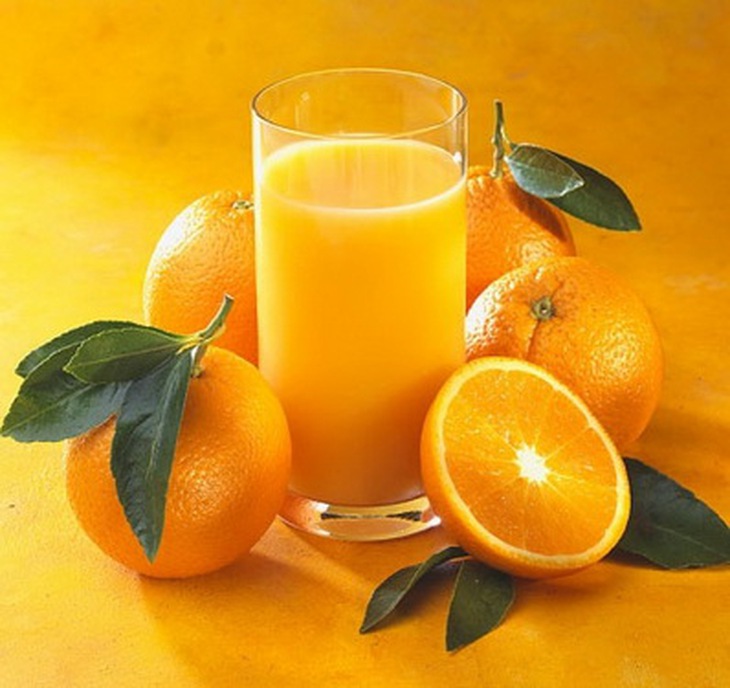 Sinh tố cam, mật ong có các vitamin A, C, E và kali, acid folic tác dụng chống ôxy hóa, giúp tế bào da khỏe mạnh, ngăn ngừa nếp nhăn và trắng da.