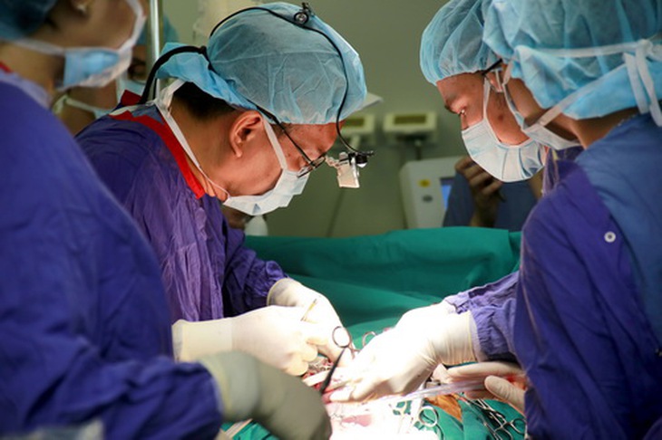 Bệnh viện Việt Đức thực hiện thành công một loạt ca phẫu thuật lấy - ghép nhiều tạng từ một người cho chết não.