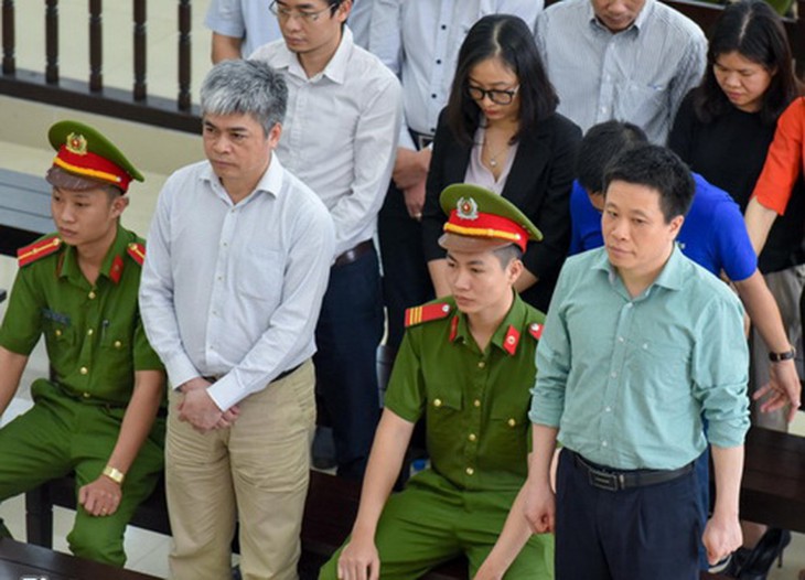 Hà Văn Thắm và Nguyễn Xuân Sơn cùng các bị cáo.