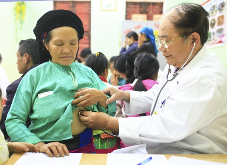TS. BS. Bùi Nguyên Kiểm khám cho người cao tuổi tại xã Pả Vi, Mèo Vạc.