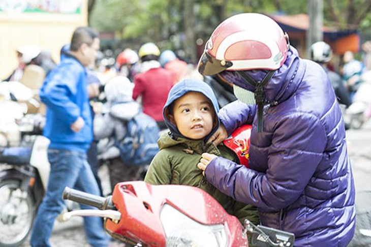 Cần mặc ấm để tránh nhiễm lạnh và ho.