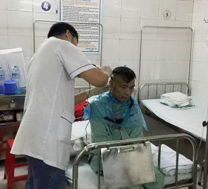 Điều dưỡng ân cần cắt tóc cho bệnh nhân điều trị tại BVĐK Nông nghiệp (Việt Nam).