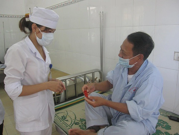 Hướng dẫn bệnh nhân sử dụng thuốc điều trị lao.